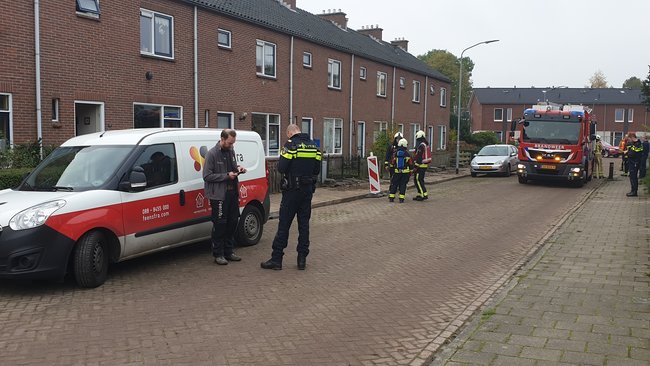 Straat afgezet door gaslekkage in woning Assen (Video)