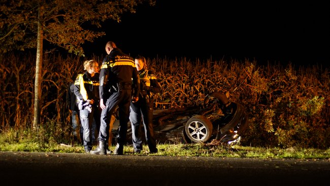 Auto over de kop en belandt in de sloot in Assen