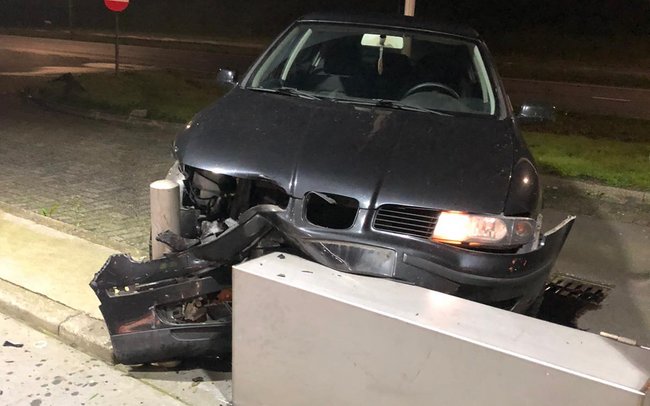 Auto botst tegen installatie tankstation in Assen