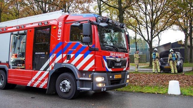 Brand in motorisch deel van auto in Assen (Video)