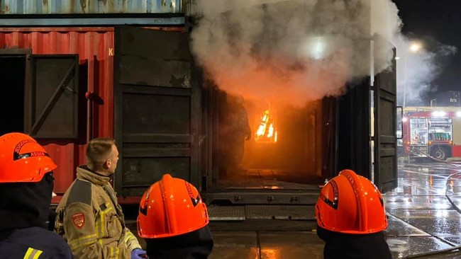 Jeugdbrandweerleden Assen oefenen op oefencentrum in Wijster