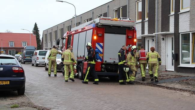 Brandweer verricht metingen na vreemde lucht in woning