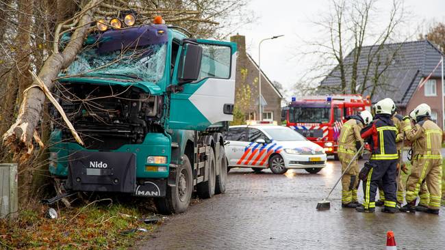 Vrachtwagenchauffeur botst tegen boom in Assen en raakt gewond (Video)