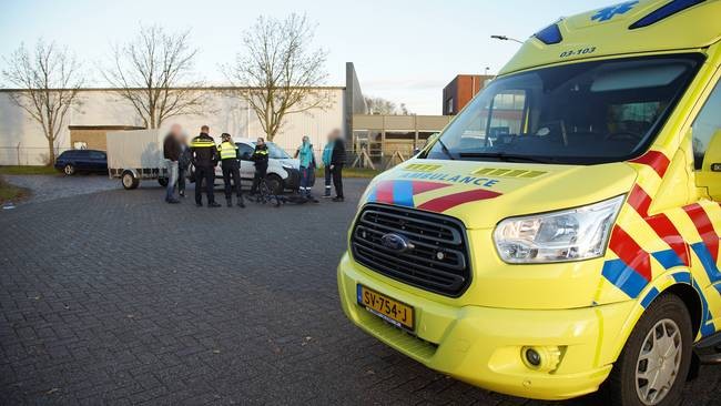 Fietser aangereden door auto in Assen (Video)