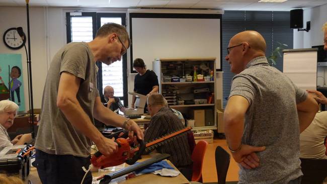 Repair Café Assen herstelt de kerstsfeer