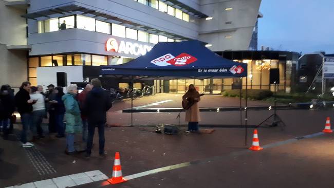 Top 2000 Stembus stond vanochtend bij station in Assen (Video)