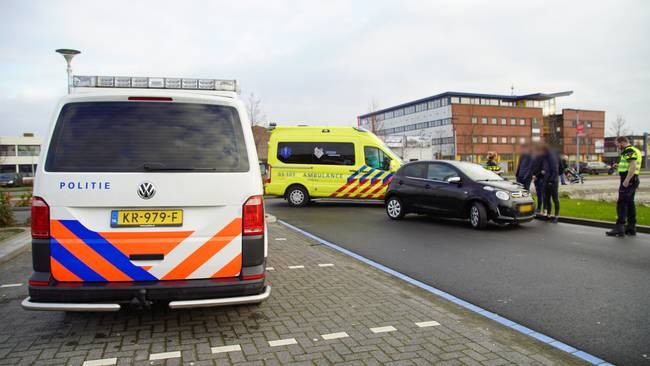 Automobilist rijdt door hekwerk van parkeergarage in Assen (Video)