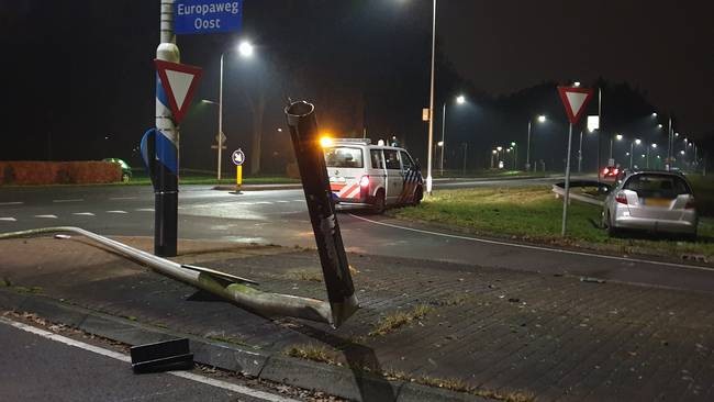 Automobilist rijdt lantaarnpaal omver in Assen (Video)