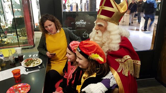 Groot sinterklaasfeest bij Plein 10 (Video)