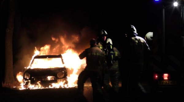 Auto vliegt plotseling in brand tijdens het rijden (video)