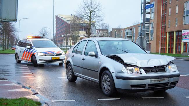 Lichtgewonde bij aanrijding tussen twee autos in Assen (Video)