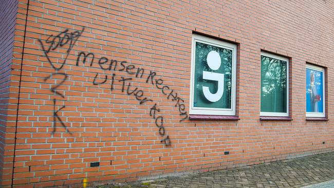 Gebouwen en borden in Assen beklad met leuzen 