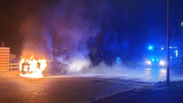 Auto in de brand in Assen (Video)