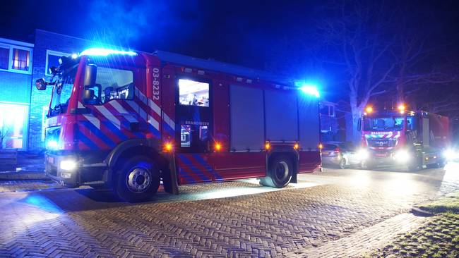 Brandweer blust brandje achter woning in Noorderpark