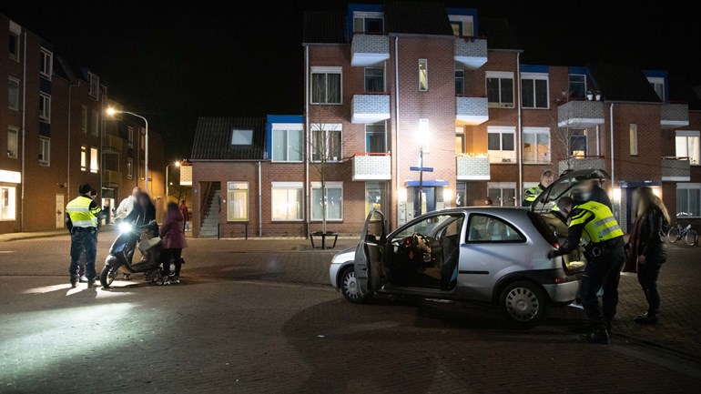 Vier aanhoudingen bij grote politiecontrole in binnenstad van Assen (Video)