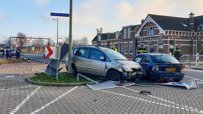 Autos crashen in binnenstad Assen na ruzie: twee gewonden (Video)