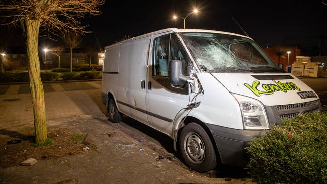 Bedrijfsbus van groenteboer uit Marsdijk met vuurwerk en stenen vernield