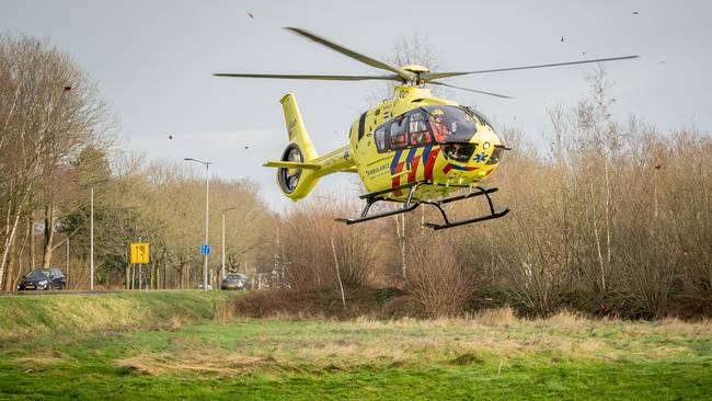 Traumahelikopter landt voor inzet langs Europaweg in Assen