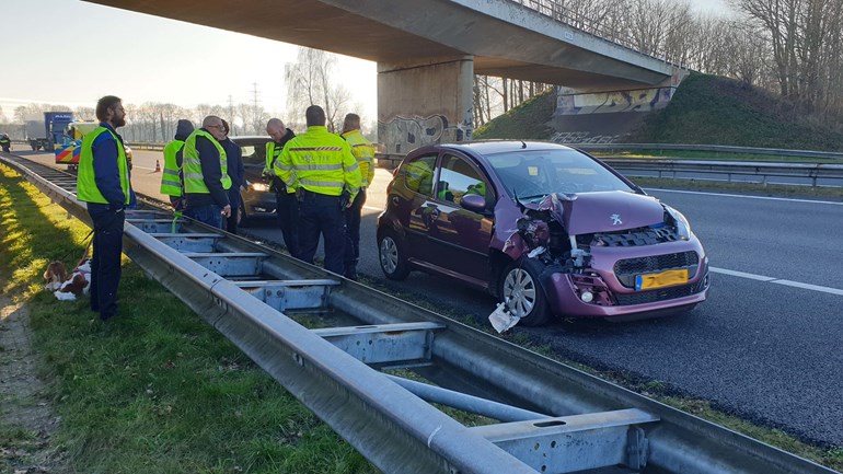 Botsing tussen auto en vrachtwagen op A28 bij Assen (Video)