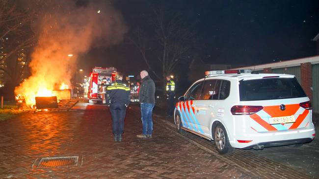 Brandweer blust brandjes in Assen-Oost