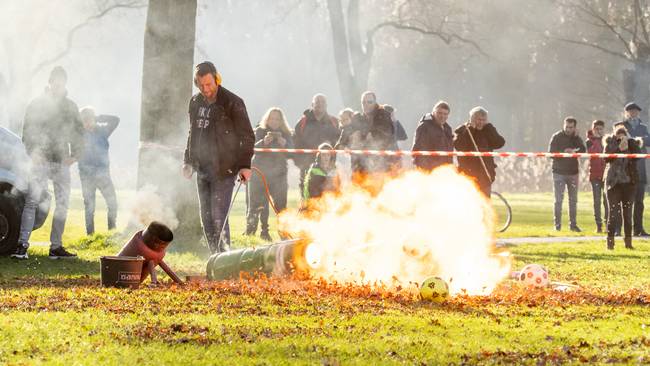 Fotos: Carbidschieten in Asser wijk Pittelo (Video)