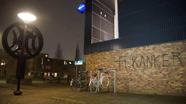 Politiebureau Weiersstraat beklad met hakenkruis en woord kanker
