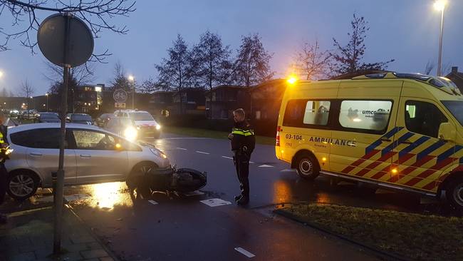 Gewonde bij aanrijding tussen auto en scooter in Assen (Video)