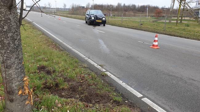 Auto botst tegen hekwerk en boom op Peelo (Video)