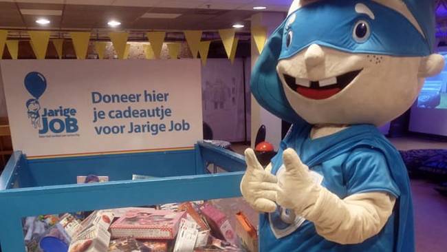 Kinderen Kids First doneren cadeaus aan Stichting Jarige Job 