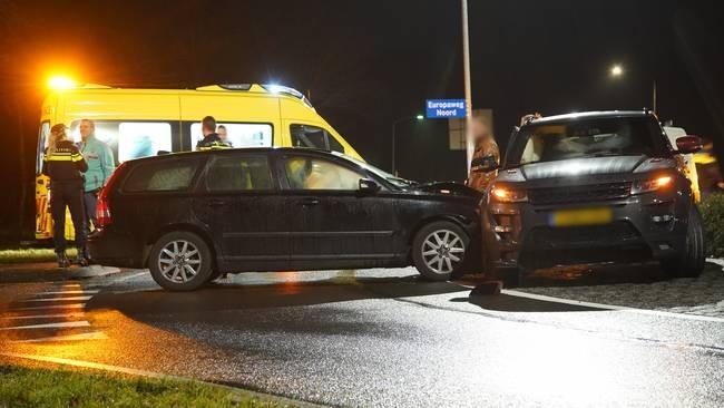 Twee gewonden bij ongeval op rotonde in Assen (Video)