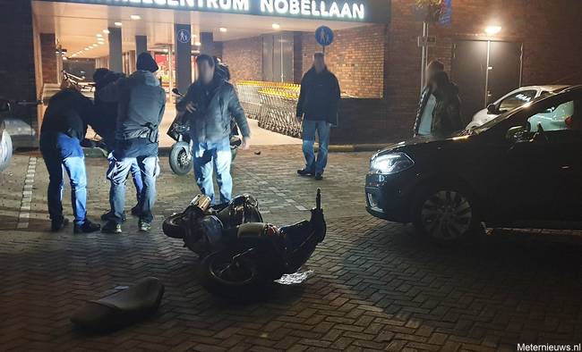 Scooterrijders crashen na achtervolging en worden aangehouden in Assen (Video)