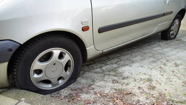 Banden lekgestoken en autos bekrast in Assen