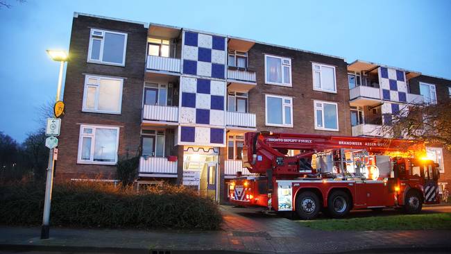 Brandweer redt vrouw van balkon Assen