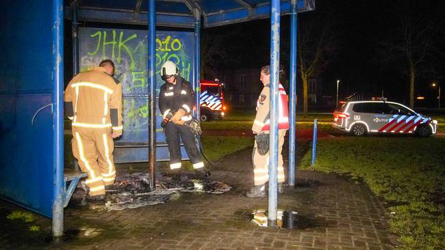 Brandweer blust stapel met kranten in Assen (Video)