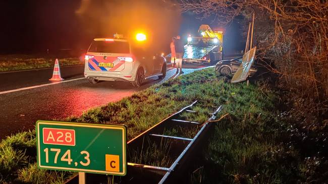 Auto raakt van de A28 bij Assen (Video)