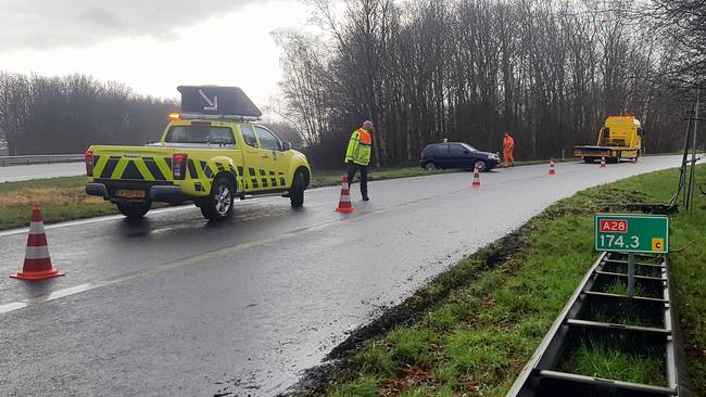 Auto belandt van de A28 bij Assen in de bosjes (Video)