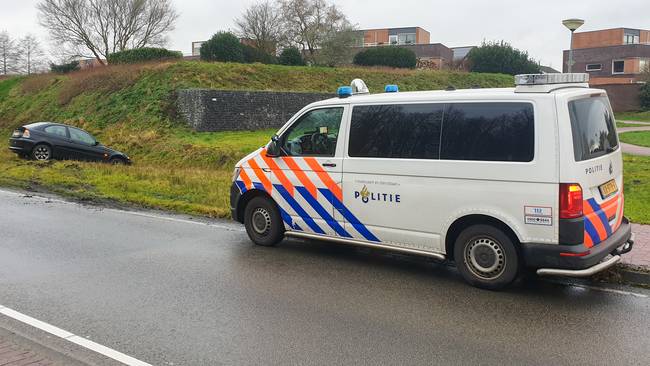 Auto raakt van de weg in Assen (Video)