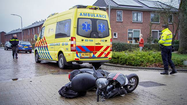 Scooterrijder vlucht na ongeval in Assen en laat bijrijder gewond achter (Video)