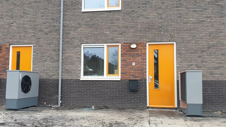 Diverse ramen ingegooid van woningen in aanbouw in Assen (Video)