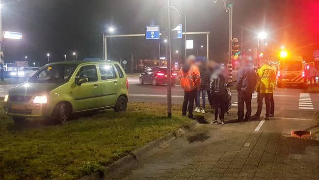 Scooter en auto botsen in Assen (Video)