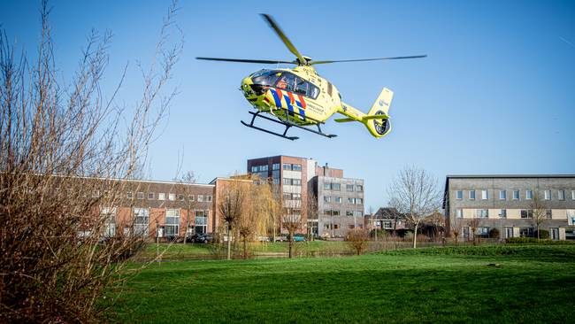 Traumahelikopter landt voor inzet langs Appelhof in Assen