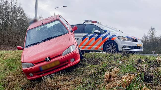 Auto rijdt van rotonde in Assen (Video)