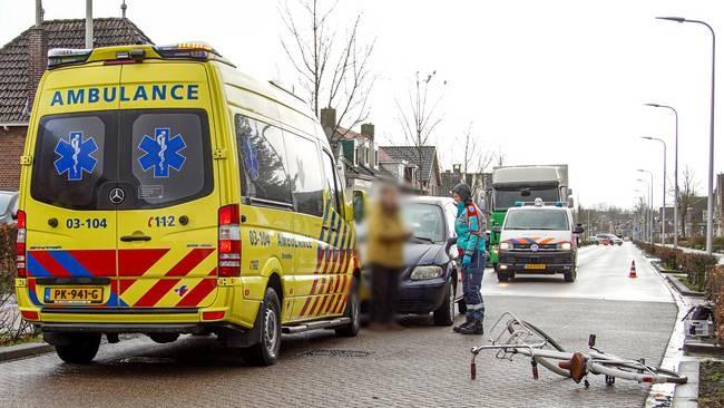 Fietsster gewond bij aanrijding met auto in Assen (Video)