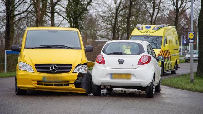 Twee autos beschadigd bij aanrijding in Assen (Video)