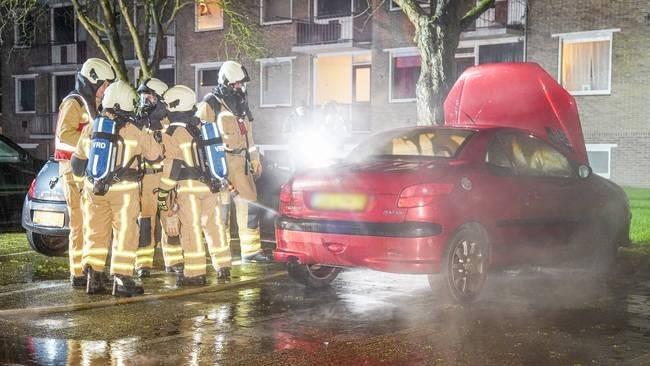 Auto zwaar beschadigd door brand in Assen (Video)