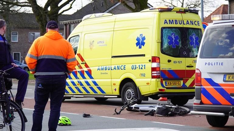 Fietser gewond bij aanrijding met auto in Assen (Video)