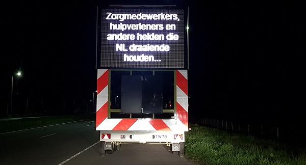 Grote borden langs de weg bedanken zorg medewerkers