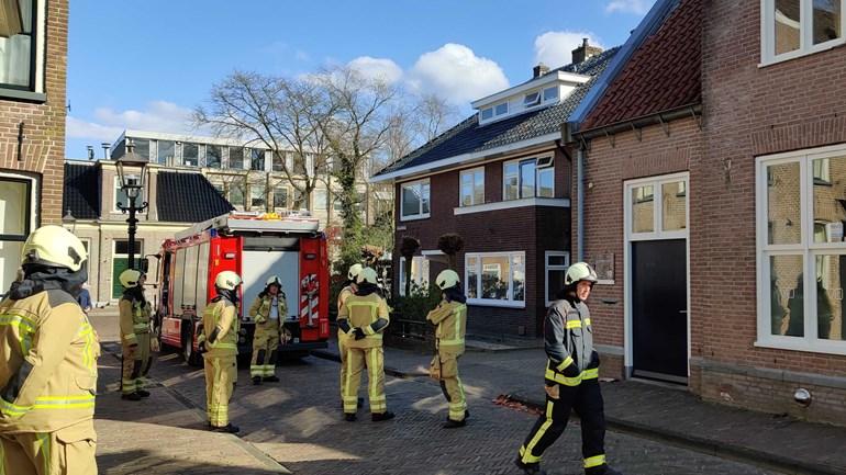 Straat afgezet vanwege vallende dakpannen (Video)