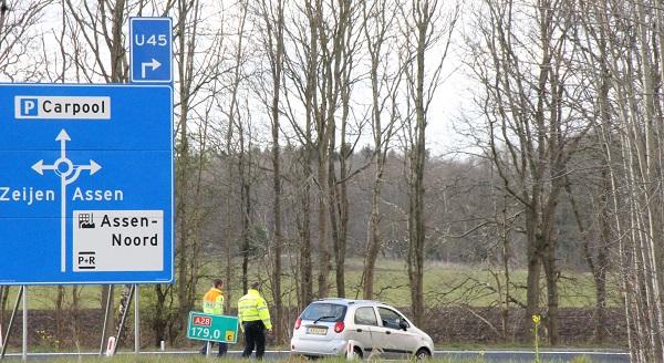 Auto vliegt uit de bocht bij afrit Assen-Noord