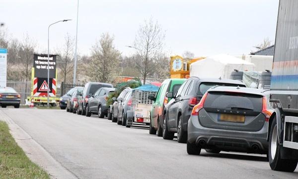 Ondanks waarschuwingen toch weer lange wachtrij bij vuilstort Assen